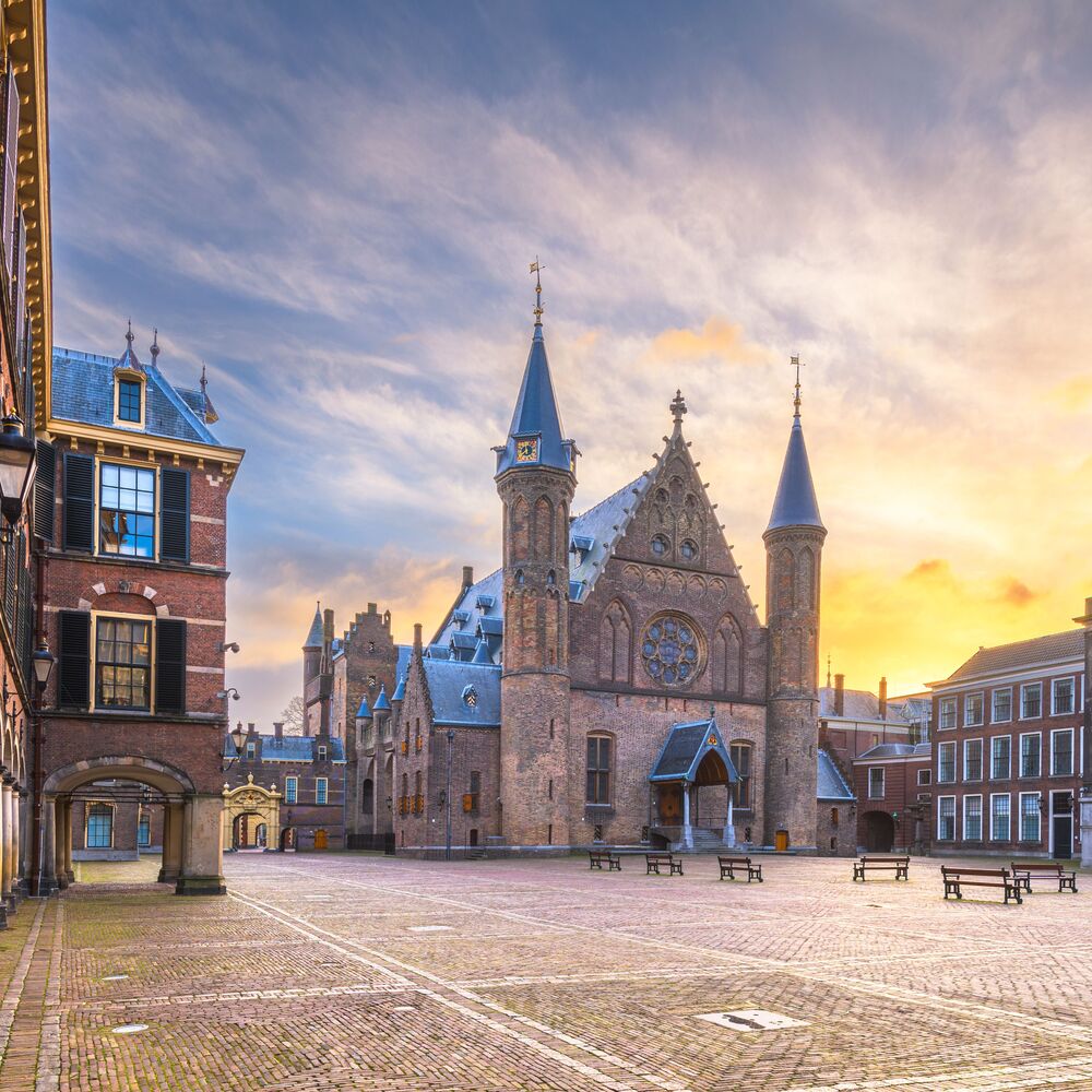 Binnenhof Den Haag bij zonsondergang. 
